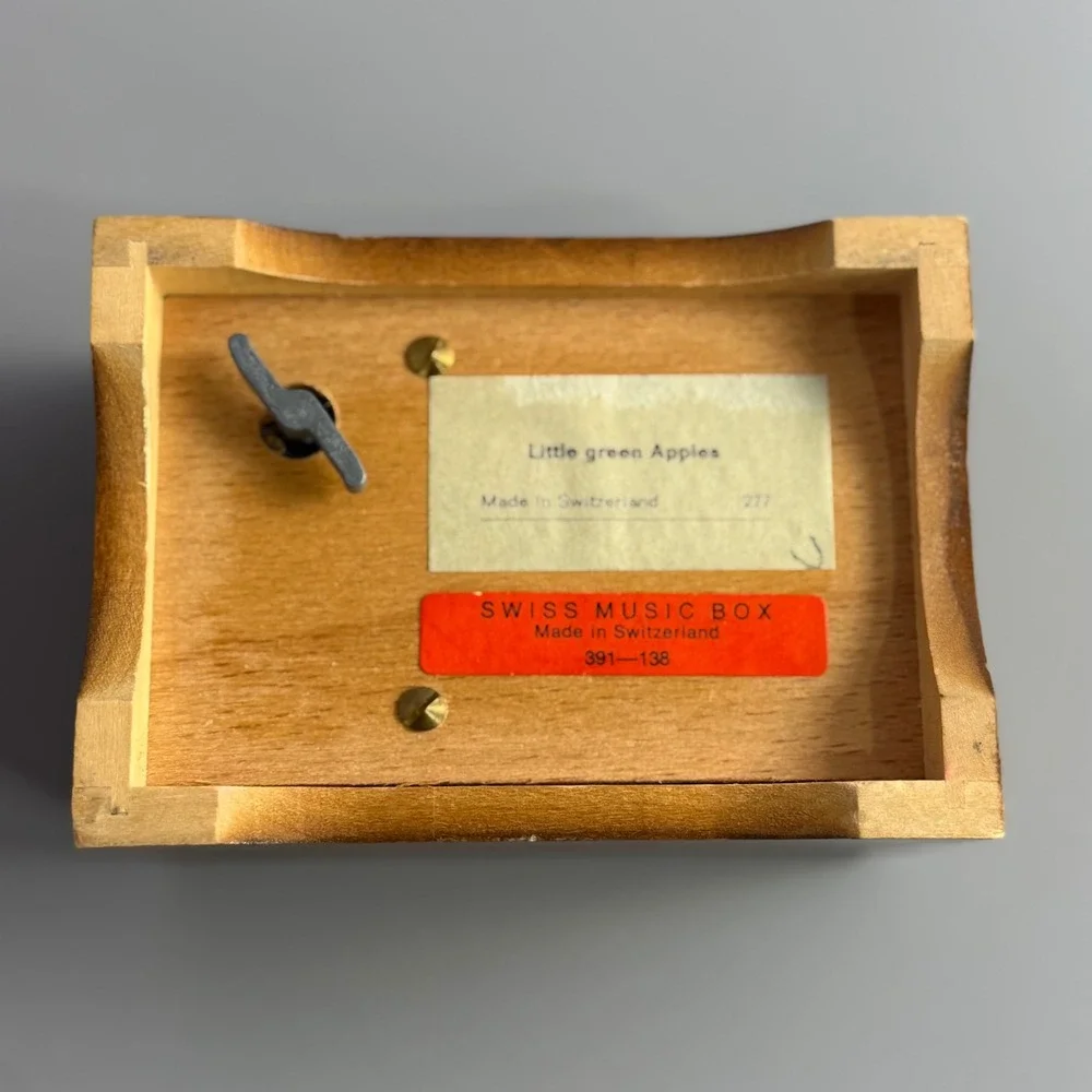 Swiss Music Box Little‎ Green Apples Musical Keepsake Vintage Wooden Collectible